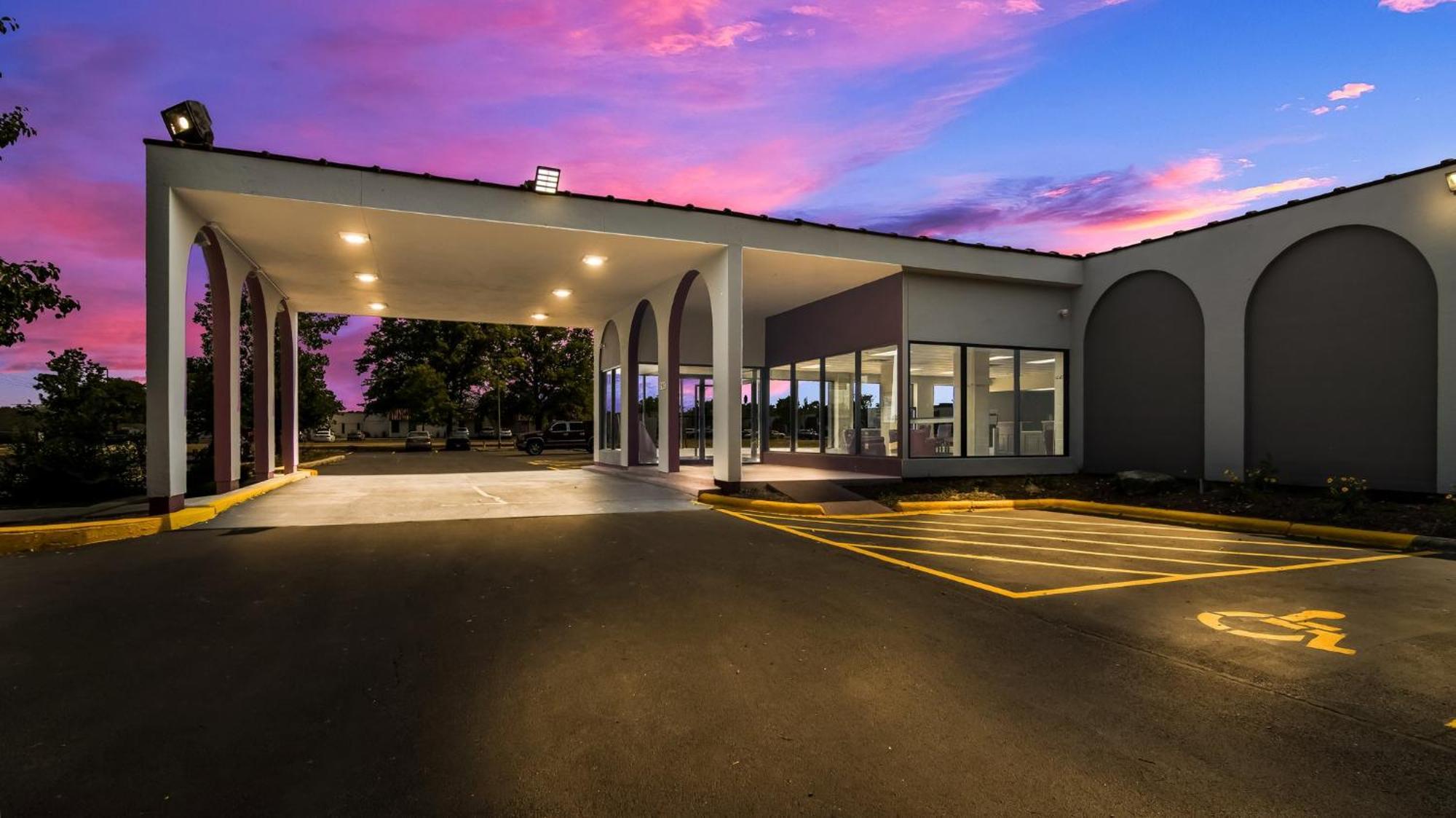 Hometowne Studios By Red Roof And Conference Center Chicago - N Aurora Naperville North Aurora Exterior foto